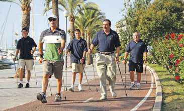 Andar con los brazos